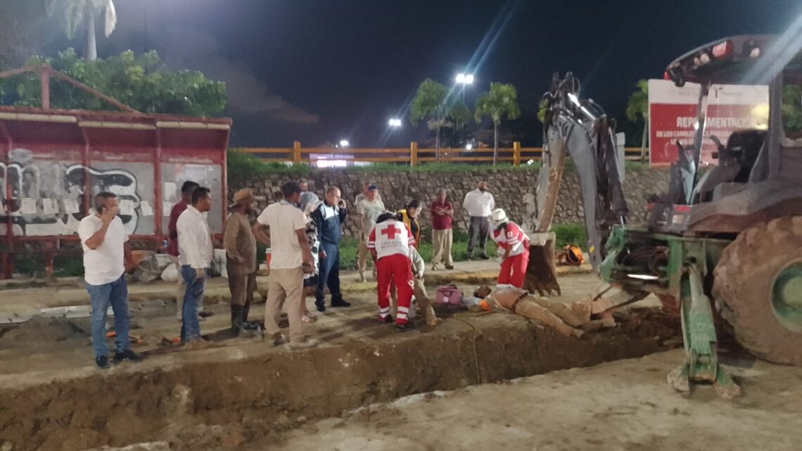 COLAPSA ZANJA EN LA AVENIDA HIDALGO, DOS TRABAJADORES DE COMAPA LESIONADOS COLAPSA ZANJA EN LA AVENIDA HIDALGO, DOS TRABAJADORES DE COMAPA LESIONADOS