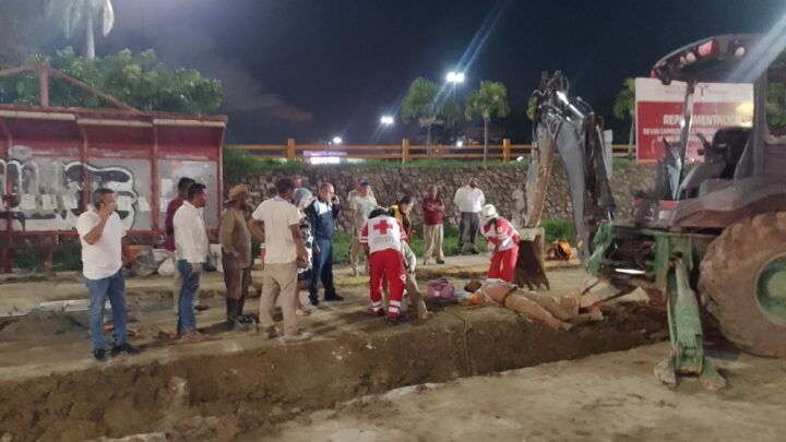 COLAPSA ZANJA EN LA AVENIDA HIDALGO, DOS TRABAJADORES DE COMAPA LESIONADOS