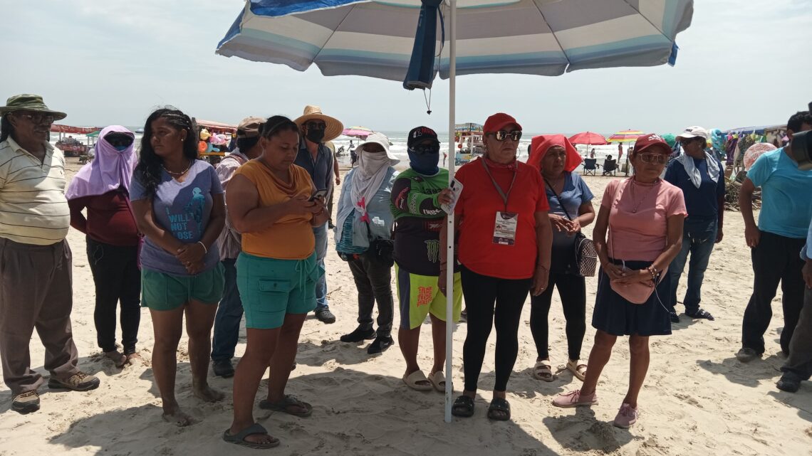 COMERCIANTES DE PLAYA SE QUEJAN DE INVASIÓN DE VENDEDORES FORÁNEOS. COMERCIANTES DE PLAYA SE QUEJAN DE INVASIÓN DE VENDEDORES FORÁNEOS.