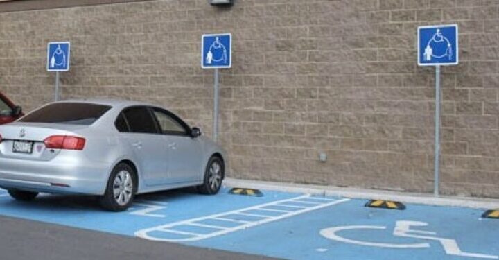 AUTOMOVILISTAS NO RESPETAN SEÑALÉTICA DE DISCAPACITADOS EN ALTAMIRA