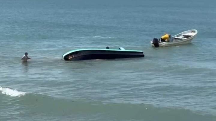 VUELCA LANCHA CON DOS PESCADORES A BORDO, FUERON RESCATADOS POR COMPAÑEROS.