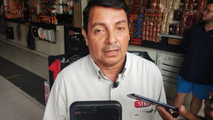 TRUENAN LOCATARIOS DE MERCADOS MUNICIPALES CONTRA CFE POR APAGONES