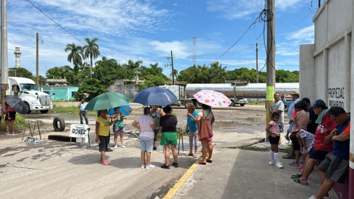 FAMILIAS BLOQUEAN CALLE EN PROTESTA CONTRA CFE.