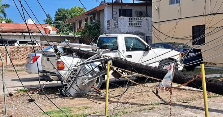 CAE POSTE Y DAÑA VEHÍCULO EN MADERO.