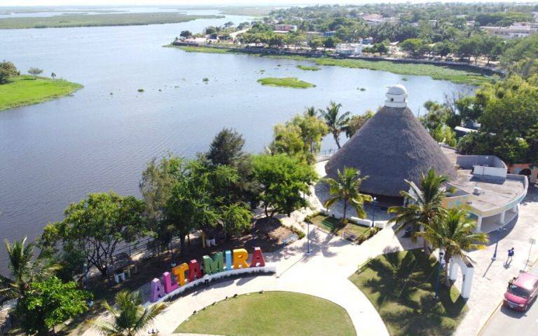 AGUA EN EL CHAMPAYAN ATRAE A TURISTAS, AUMENTA 60% LLEGADA DE VISITANTES AGUA EN EL CHAMPAYAN ATRAE A TURISTAS, AUMENTA 60% LLEGADA DE VISITANTES