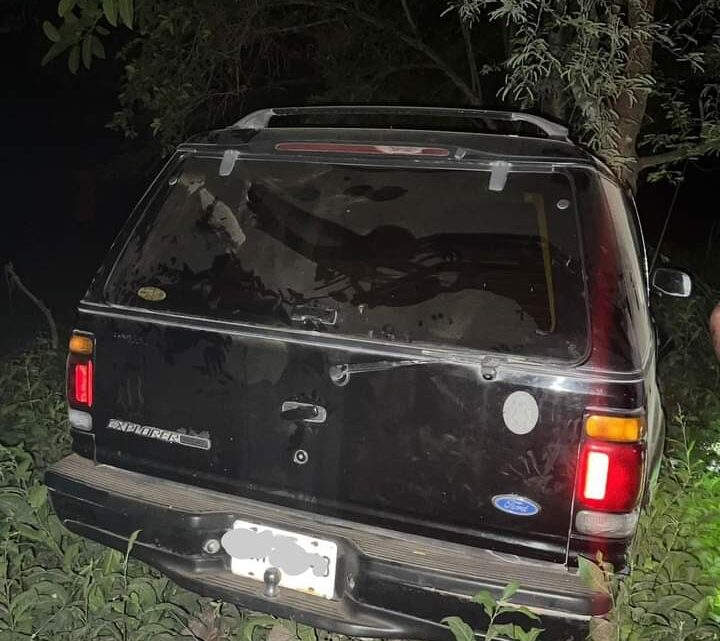 IMPACTA SU CAMIONETA CONTRA UN ARBOL Y HUYE