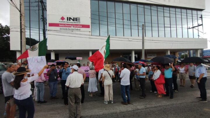 Protestan en el INE de Tampico Contra la Sobrerrepresentación en la Próxima Cámara Baja 