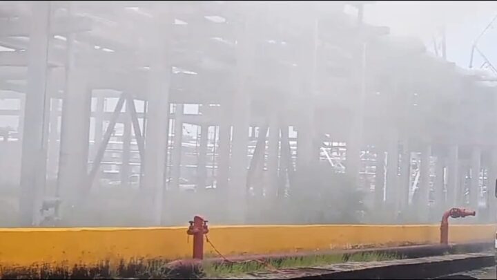 NUBE DE VAPOR CAUSA ALERTA AL INTERIOR DE LA REFINERÍA.