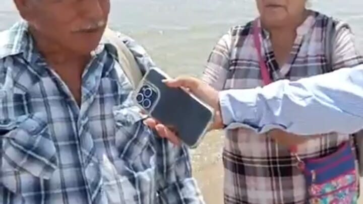 PAREJA BUSCA METALES EN PLAYA MIRAMAR.