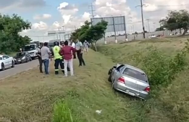 SE LE ATRAVIESA UN PERRO, PIERDE EL CONTROL Y SALE DEL CAMINO