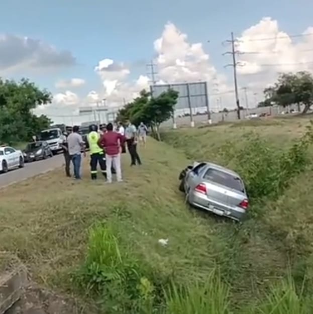 SE LE ATRAVIESA UN PERRO, PIERDE EL CONTROL Y SALE DEL CAMINO SE LE ATRAVIESA UN PERRO, PIERDE EL CONTROL Y SALE DEL CAMINO