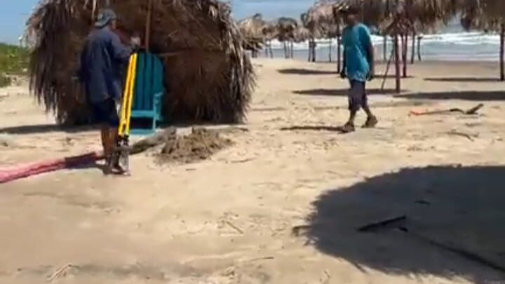 AFECTACIONES A PALAPEROS DE PLAYA MIRAMAR POR EL FRENTE FRÍO Y LA MAREA ALTA.