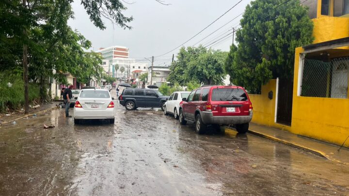 LLUVIA ARRASTRA Y DAÑA VEHÍCULOS EN MADERO.