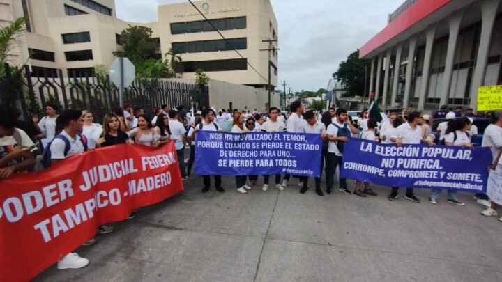 AHORA UNIVERSITARIOS MARCHAN EN RECHAZO A LA REFORMA JUDICIAL EN LA ZONA SUR