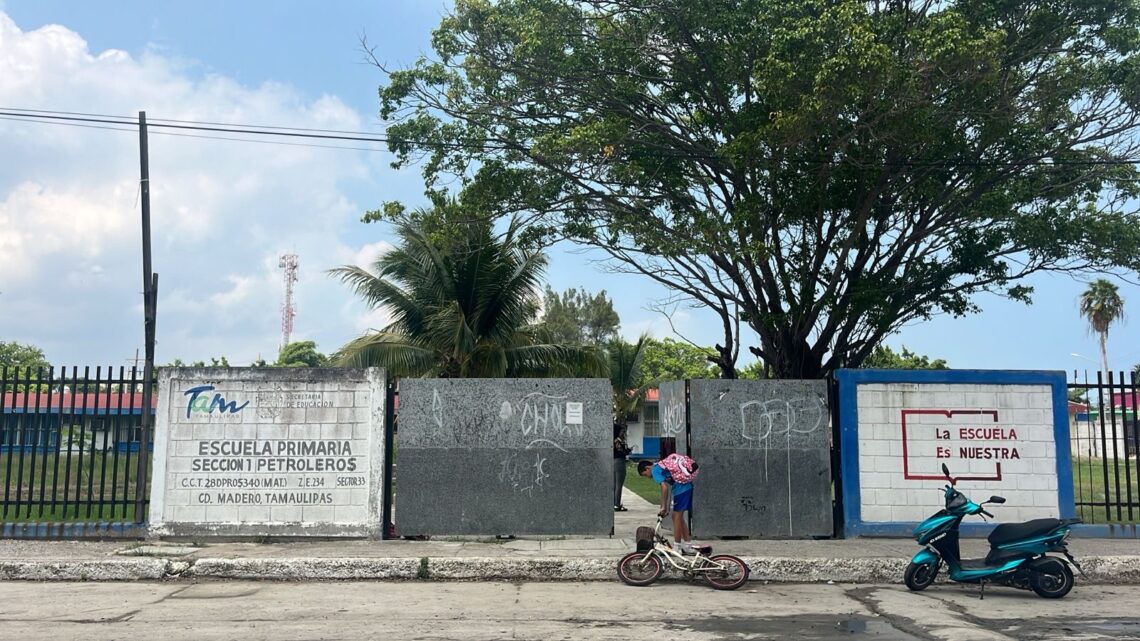 Madres piden solución al problema del drenaje de la primaria donde van sus hijos. Madres piden solución al problema del drenaje de la primaria donde van sus hijos.