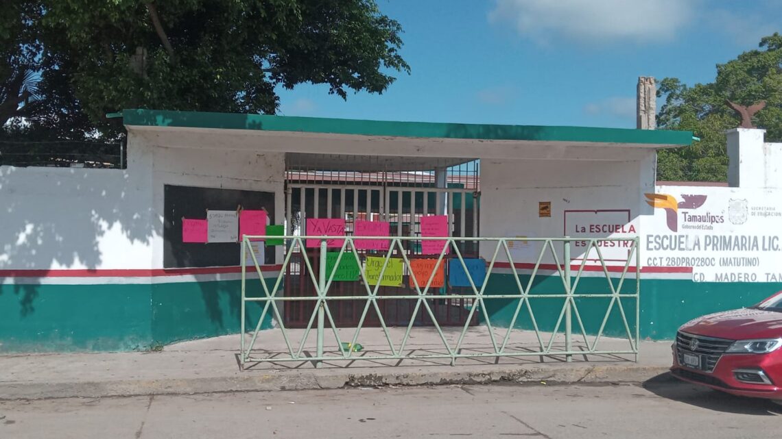 PADRES DE FAMILIA CIERRAN ESCUELA PRIMARIA POR FALTA DE ELECTRICIDAD. PADRES DE FAMILIA CIERRAN ESCUELA PRIMARIA POR FALTA DE ELECTRICIDAD.