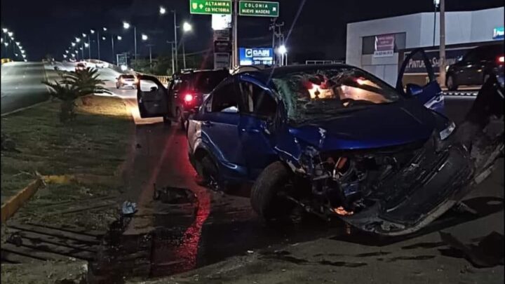 Choca contra Poste, Destroza su Vehículo y Vive Para Contarlo