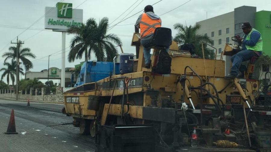 COMIENZA BACHEO DE LA AVENIDA DE LA INDUSTRIA