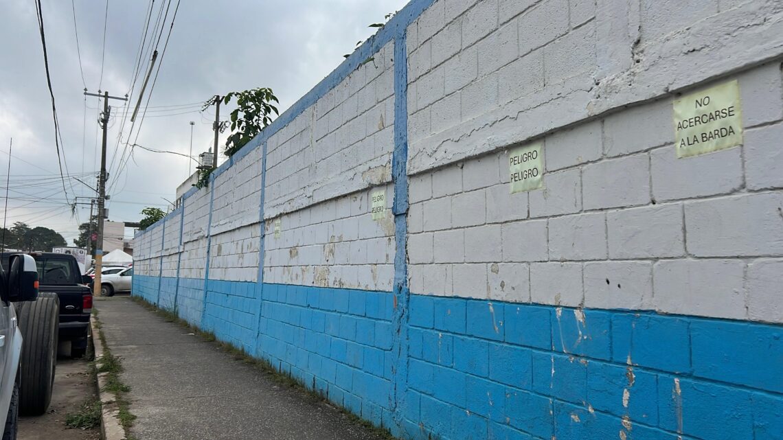 BARDA PERIMETRAL DE ESCUELA PRIMARIA, ES UN RIESGO PARA LOS ALUMNOS