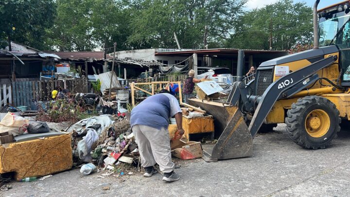 ATIENDEN PETICIÓN DE RECOLECCIÓN DE BASURA ESPECIAL “CASA POR CASA”