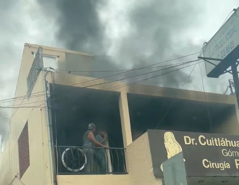 VORAZ INCENDIO AFECTA A CLÍNICA DE CIRUGÍA PLÁSTICA Y DOMICILIO PARTICULAR
