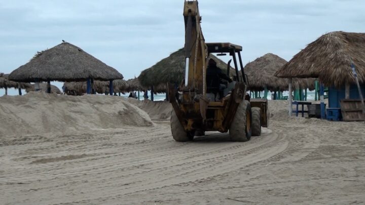 INTENSIFICAN LABORES DE LIMPIEZA EN PLAYA MIRAMAR POR EXCEDENTE DE ARENA TRAS LOS NORTES.