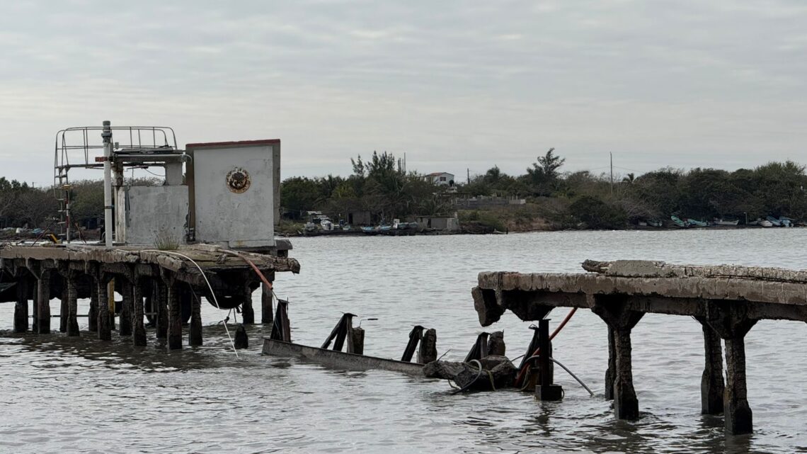 FUERTE OLEAJE PROVOCA DERRUMBE DE MUELLE DE PILOTOS EN CIUDAD MADERO.