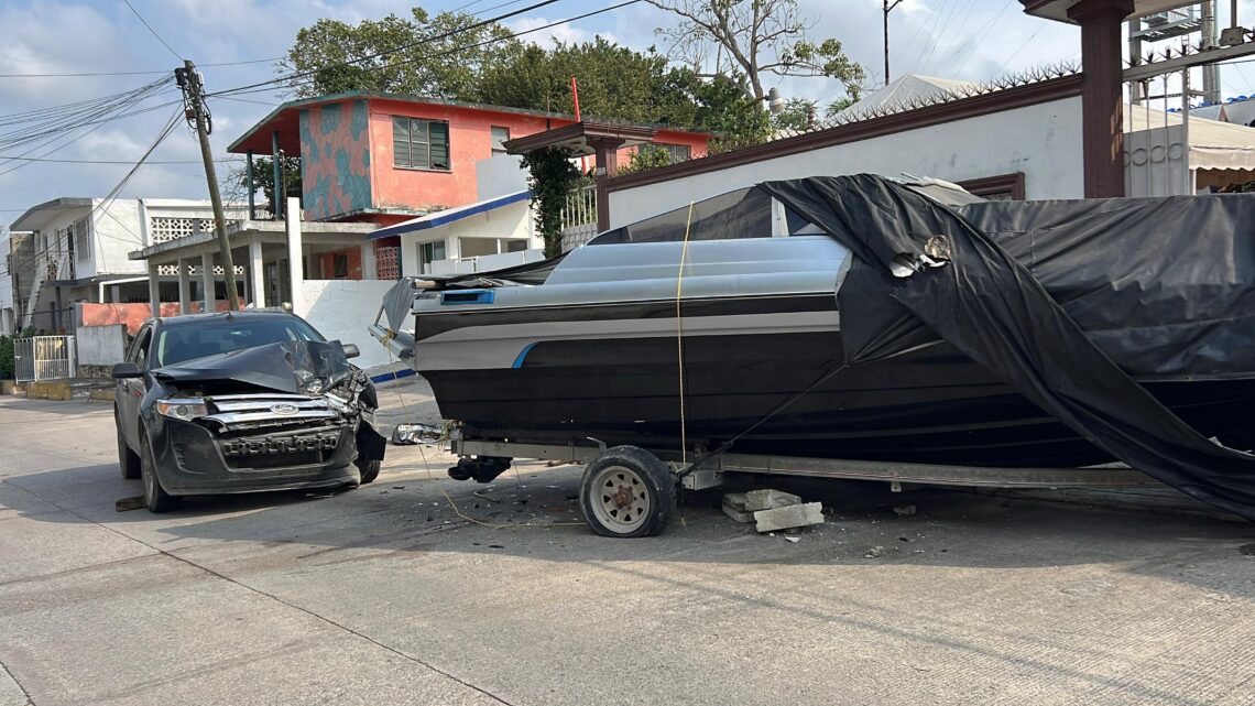 ¡INSÓLITO! CONDUCTORA DE CAMIONETA PARTICULAR, CHOCA CONTRA UNA LANCHA EN LA VÍA PÚBLICA