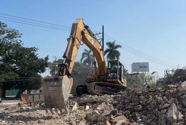 INICIA DEMOLICIÓN DE CONSTRUCCIÓN PARA PROYECTO COMERCIAL EL CENTRO DE MADERO.