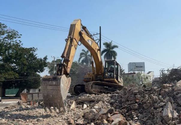 INICIA DEMOLICIÓN DE CONSTRUCCIÓN PARA PROYECTO COMERCIAL EL CENTRO DE MADERO.