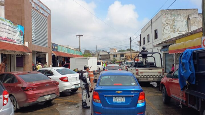 LIBERAN BANQUETAS EN OPERATIVO EN LA CALLE 13 DE ENERO DE CIUDAD MADERO.