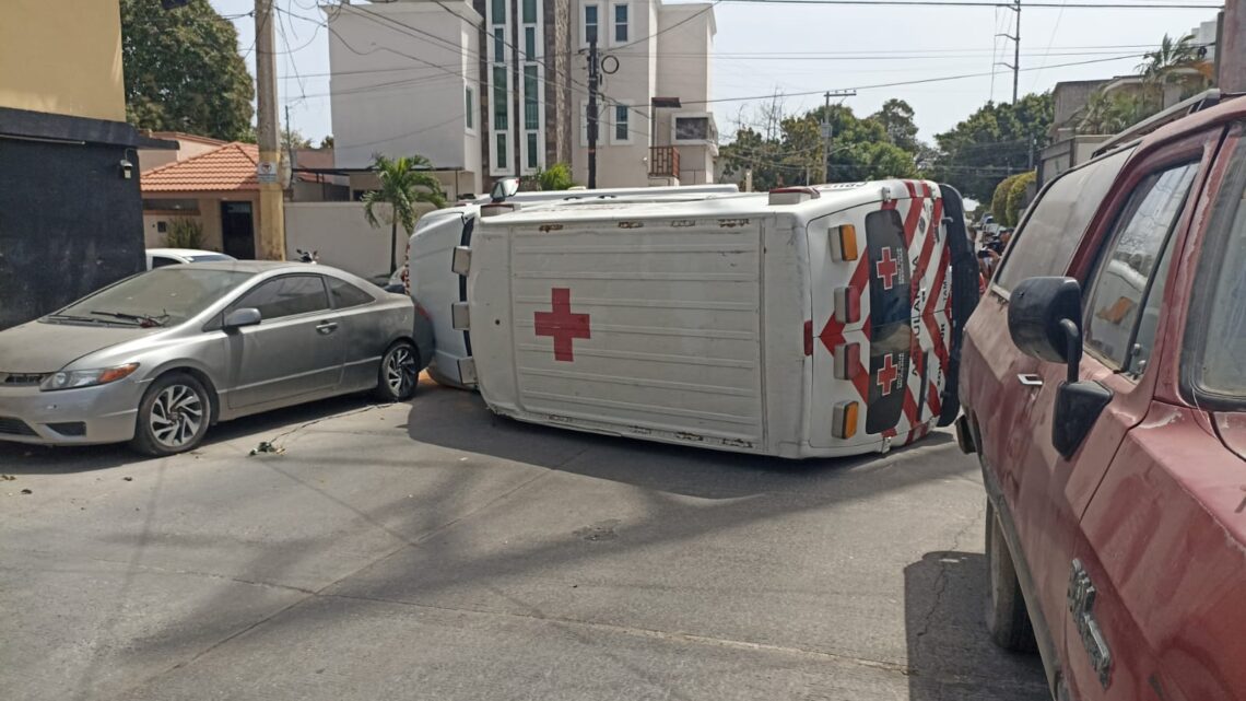 CHOQUE ENTRE CAMIÓN Y AMBULANCIA DEJA CUANTIOSOS DAÑOS MATERIALES CHOQUE ENTRE CAMIÓN Y AMBULANCIA DEJA CUANTIOSOS DAÑOS MATERIALES
