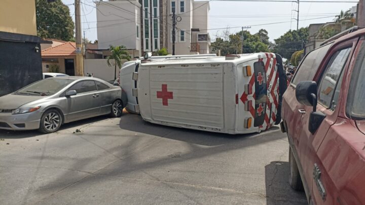 CHOQUE ENTRE CAMIÓN Y AMBULANCIA DEJA CUANTIOSOS DAÑOS MATERIALES