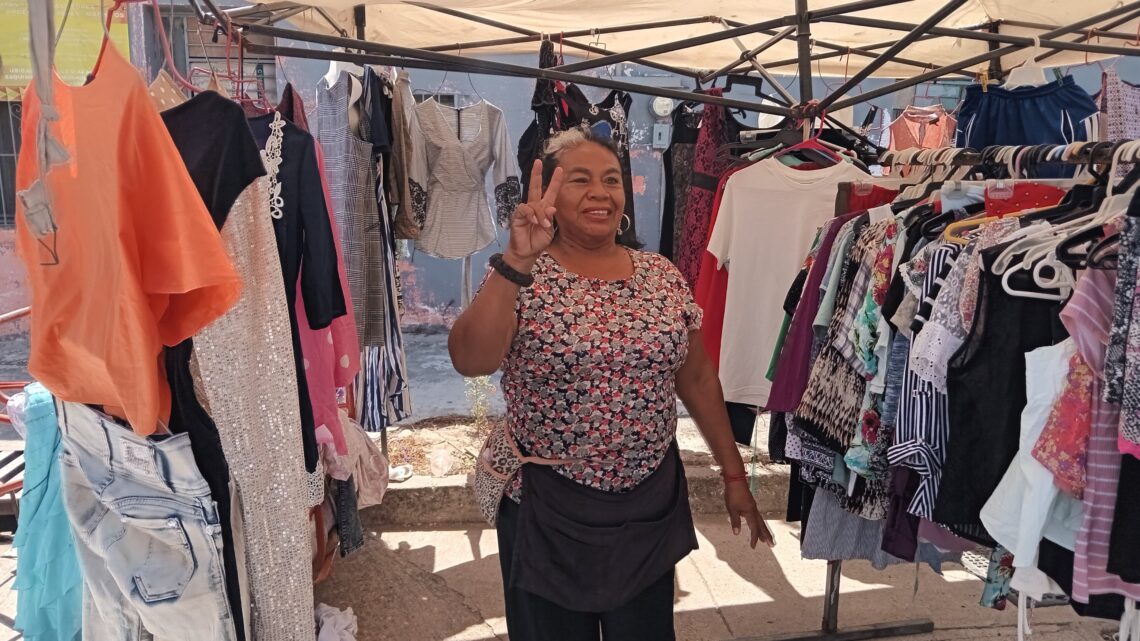 CUATRO DÉCADAS DEDICADAS AL COMERCIO AMBULANTE. CUATRO DÉCADAS DEDICADAS AL COMERCIO AMBULANTE.