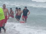 Jóvenes se salvan de ahogarse al aferrarse a un tronco en Playa Miramar.