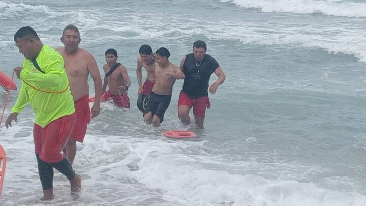 Jóvenes se salvan de ahogarse al aferrarse a un tronco en Playa Miramar.