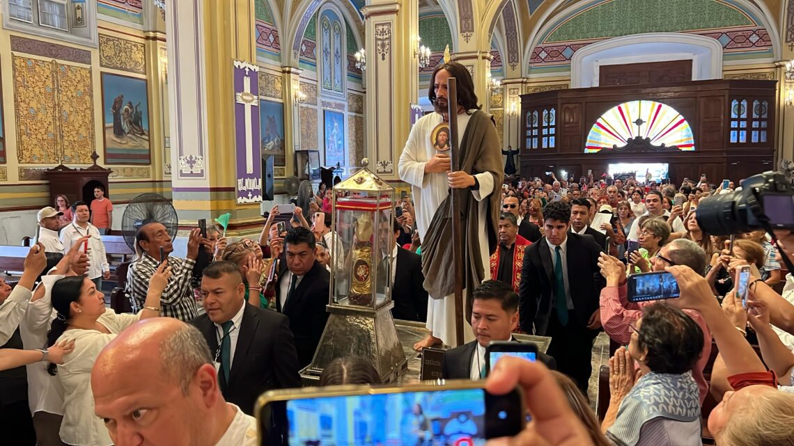 CON GRAN FERVOR Y DEVOCIÓN: FIELES RECIBEN LA RELIQUIA DE SAN JUDAS TADEO CON GRAN FERVOR Y DEVOCIÓN: FIELES RECIBEN LA RELIQUIA DE SAN JUDAS TADEO