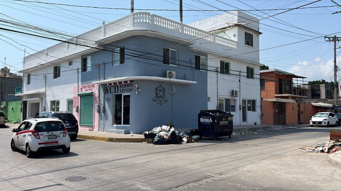 SOLICITAN A VECINOS EN UTILIZAR EL CONTENEDOR DE BASURA Y NO LAS BANQUETAS