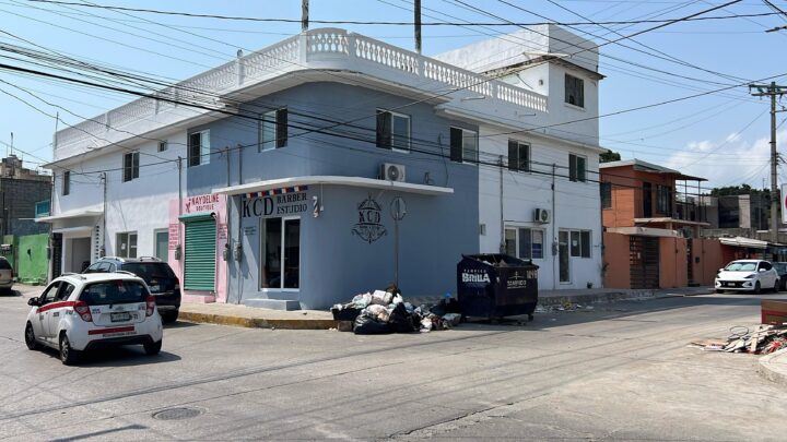 SOLICITAN A VECINOS EN UTILIZAR EL CONTENEDOR DE BASURA Y NO LAS BANQUETAS