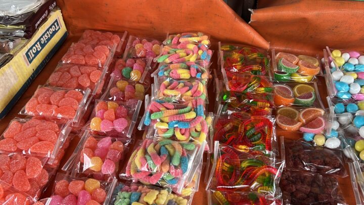 VENDEDORES DE DULCES SIN BUENAS EXPECTATIVAS DE VENTA PARA EL DÍA DEL NIÑO