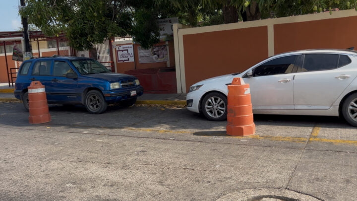 Maestros se adueñan de una acera en la colonia 20 de Noviembre