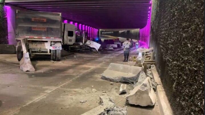 TRAILERO SE ESTRELLÓ CONTRA CONTENCIONES DE CONCRETO DEL PASO DEPRIMIDO SAN PEDRO