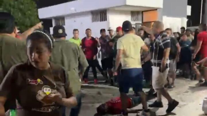 Boxeador profesional noquea a aficionado y desata batalla campal en partido femenil en Tampico