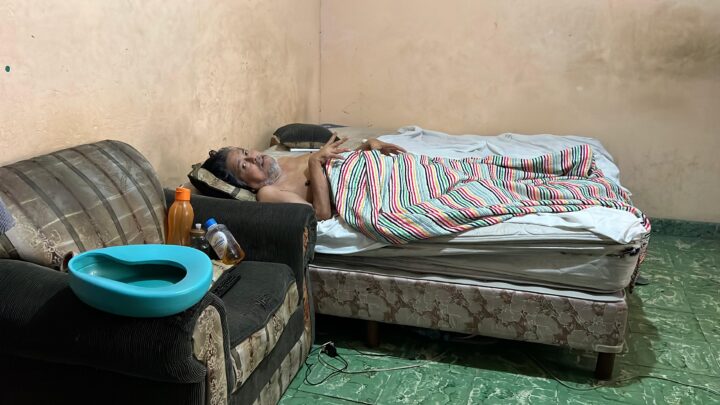 CHOFER DEL TRANSPORTE PÚBLICO RUTA COLONIAS-CENTRO, POSTRADO EN CAMA