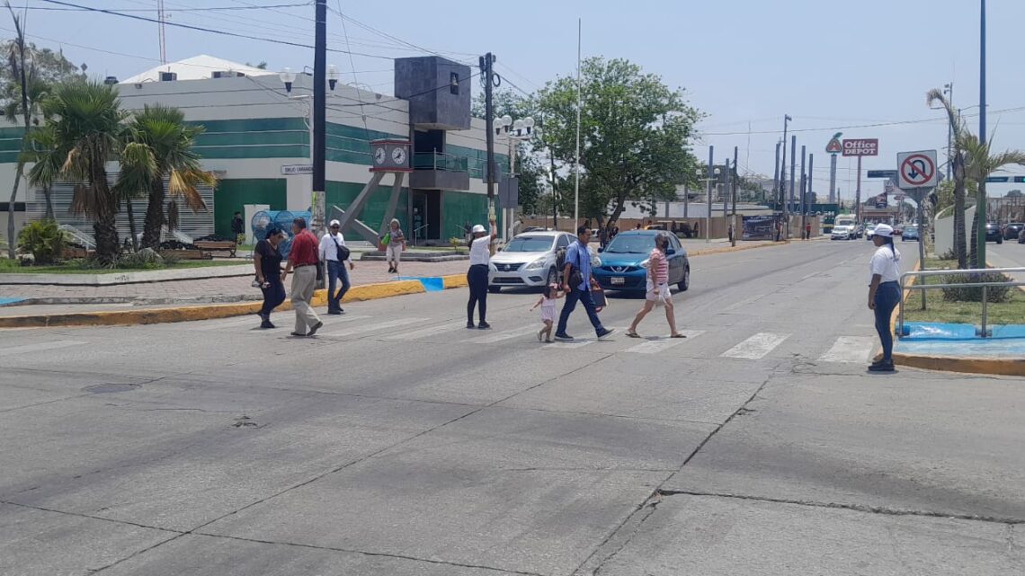 REFUERZAN PRESENCIA DE TRÁNSITO EN PUNTOS CLAVE DE LA CIUDAD PARA PREVENIR ACCIDENTES.