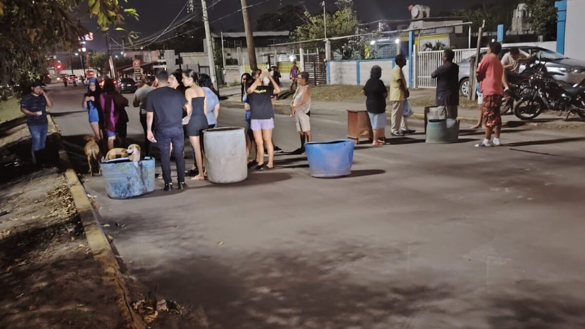BLOQUEAN AVENIDA POR FALTA DE LUZ EN MADERO
