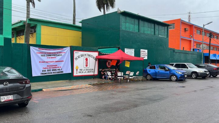 PADRES DE FAMILIA TOMAN LA SECUNDARIA  SECUNDARIA FRÁNCISO NICODEMO