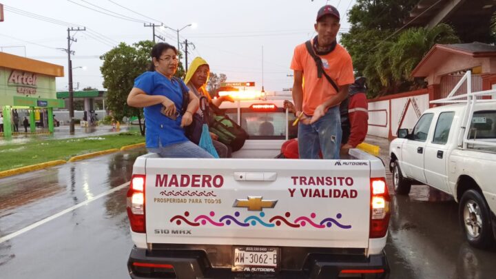 PATRULLAS DE TRÁNSITO AUXILIAN A CIUDADANOS ANTE INUNDACIONES EN AVENIDA OBREGÓN