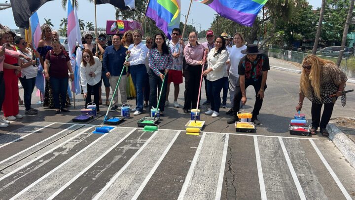 PINTAN DE ARCOÍRIS PASO PEATONAL DE BULEVAR PERIMETRAL, EN MES DEL ORGULLO LGBT