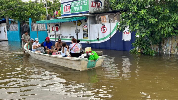 ENTRE EL AGUA HABITANTES DE LA MOSCÚ, TRATAN DE REALIZAR SUS ACTIVIDADES